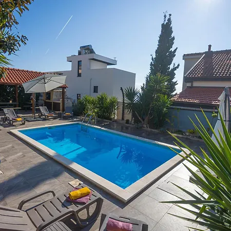 Sunshine With Pool Lejlighed