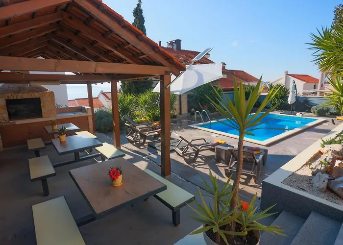 Sunshine With Pool דירה