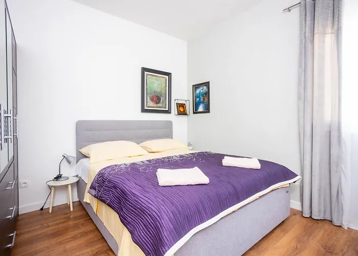 Sunshine With Pool דירה