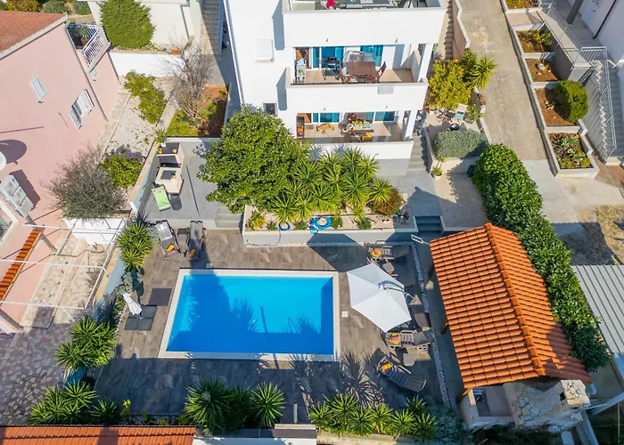 Sunshine With Pool